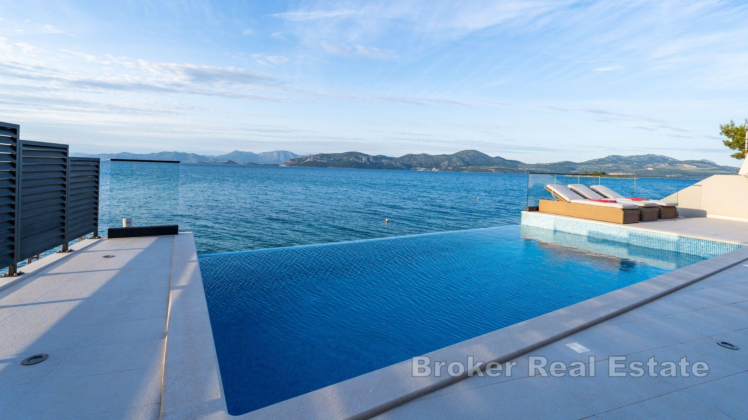 Villa moderne au premier rang de la mer