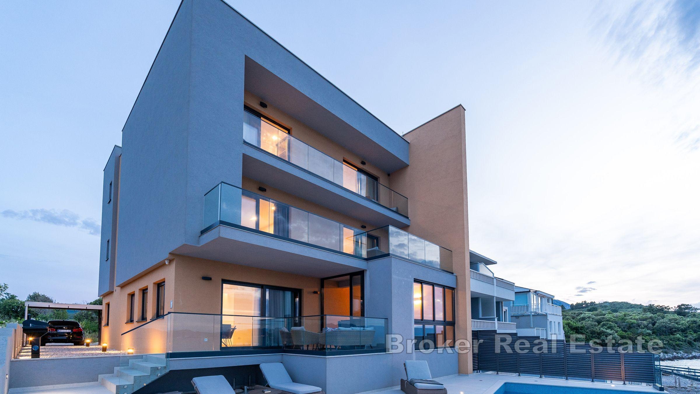 Villa moderne au premier rang de la mer