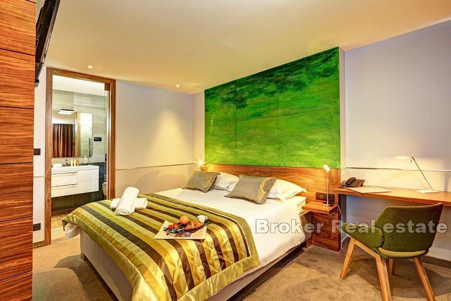 Luxuszimmer mit Rezeption