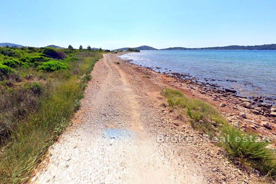 Земля в первом ряду от моря