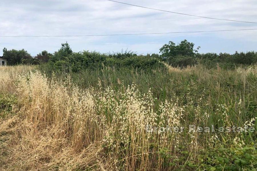 Земля в первом ряду от моря