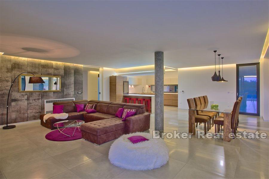 Vacker villa med pool