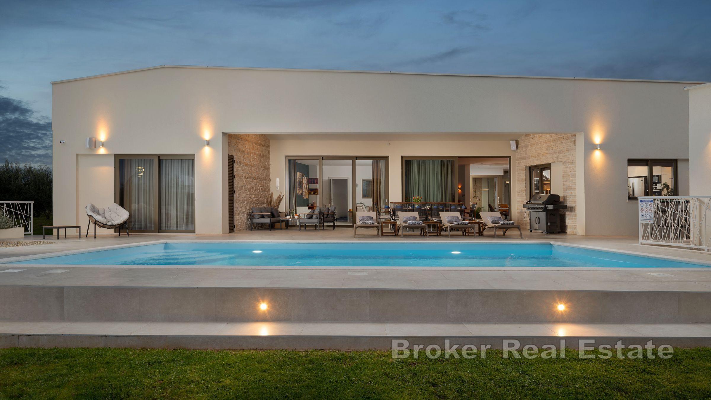 Moderna casa a un piano con piscina