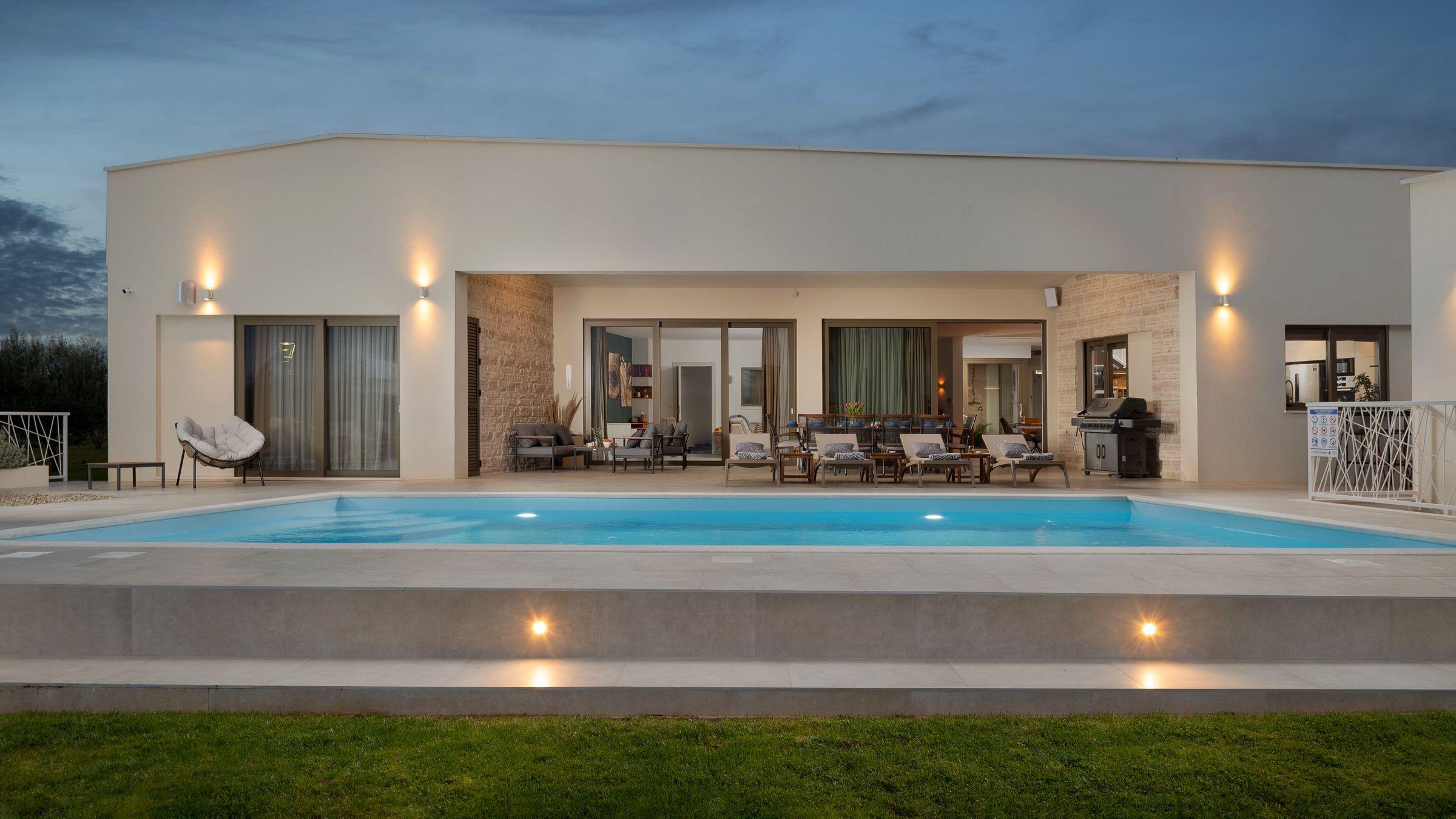 Moderna casa a un piano con piscina