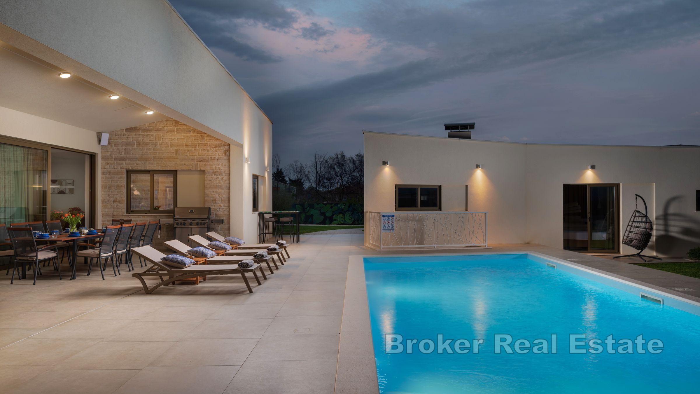 Moderna casa a un piano con piscina