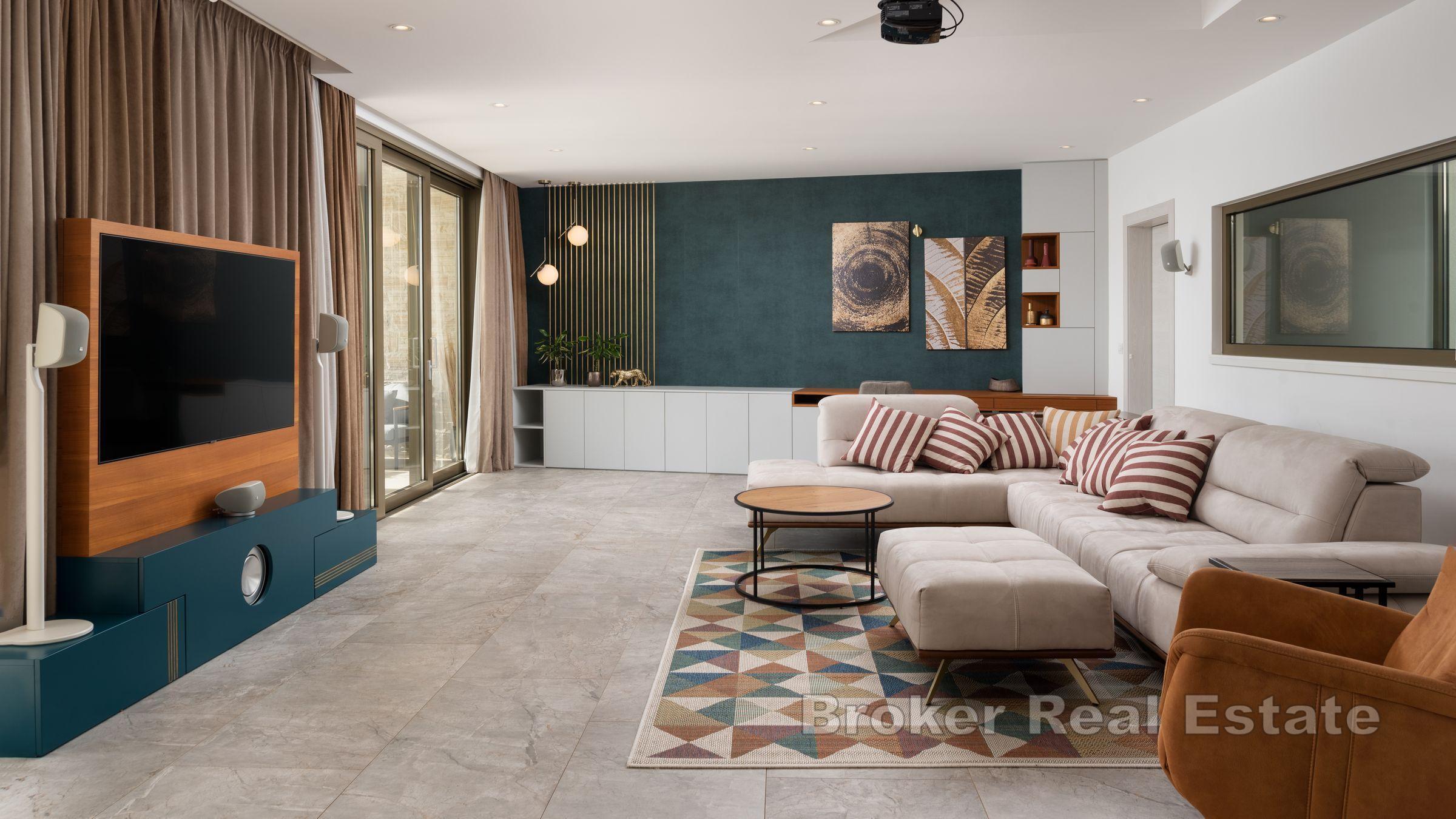 Moderna casa a un piano con piscina