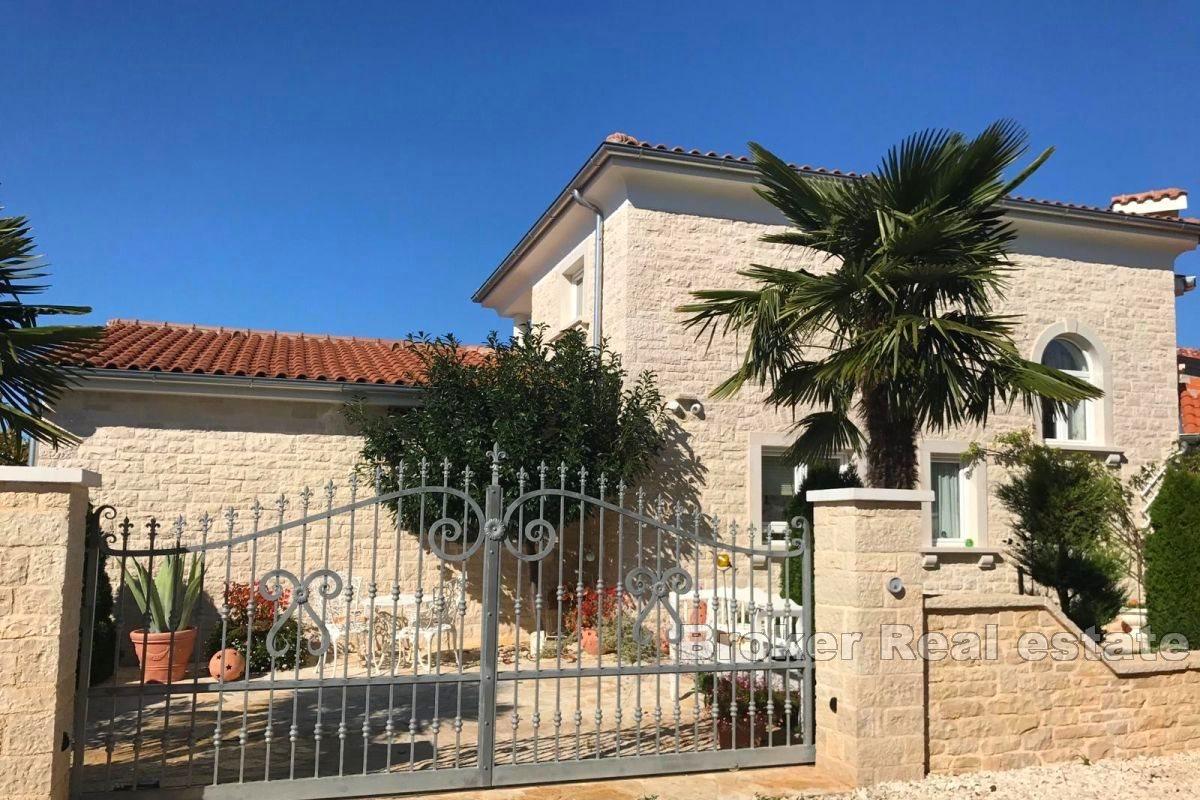 Maison familiale en pierre dans un endroit calme