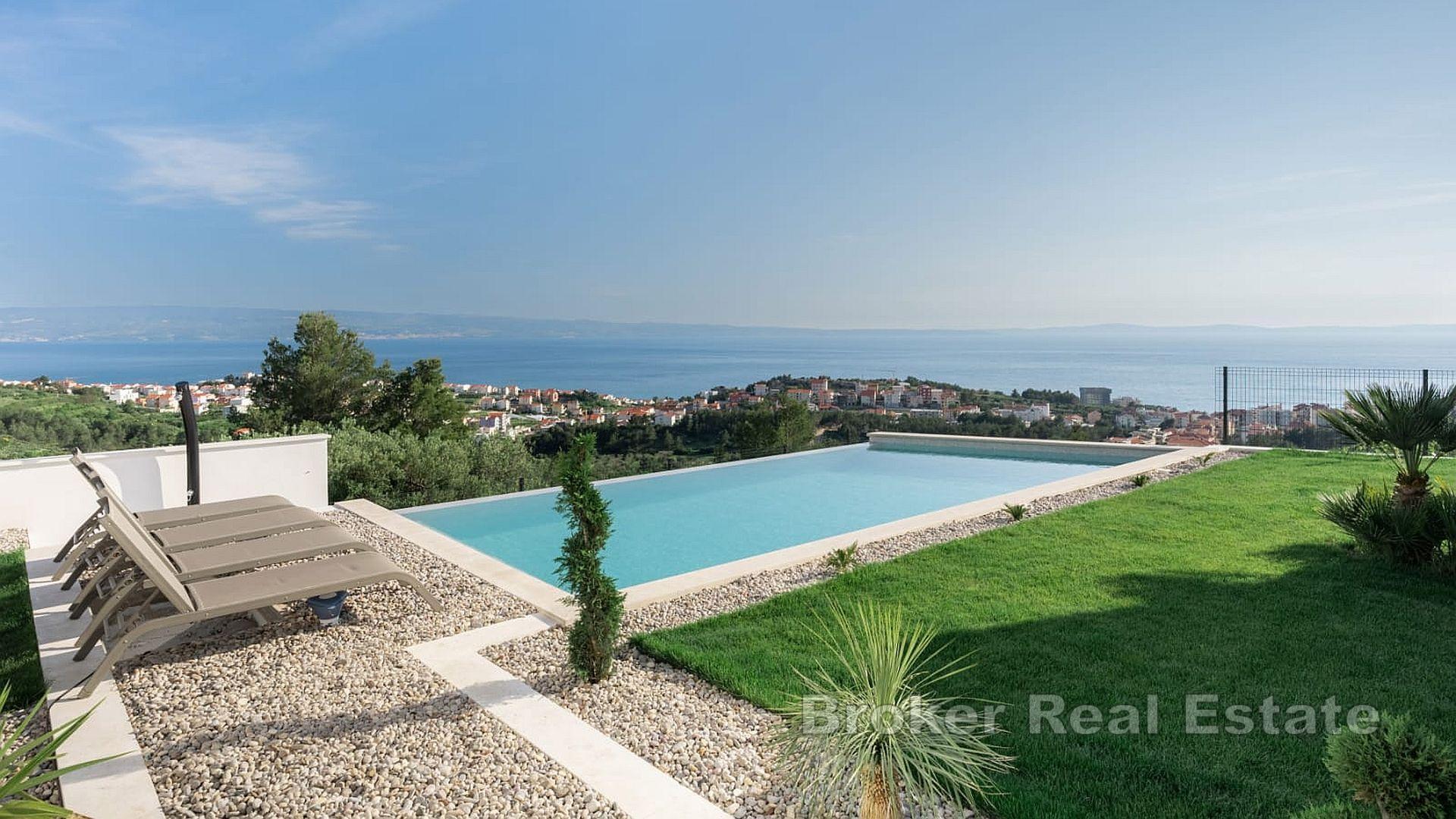 Einfamilienhaus mit Pool und Meerblick