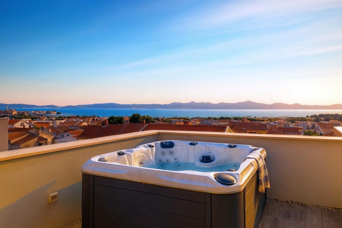 Attico con ampia terrazza e vista mare