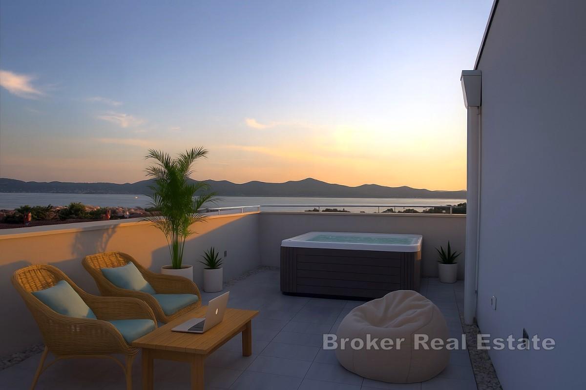 Attico con ampia terrazza e vista mare