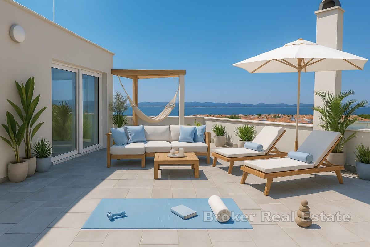 Attico con ampia terrazza e vista mare