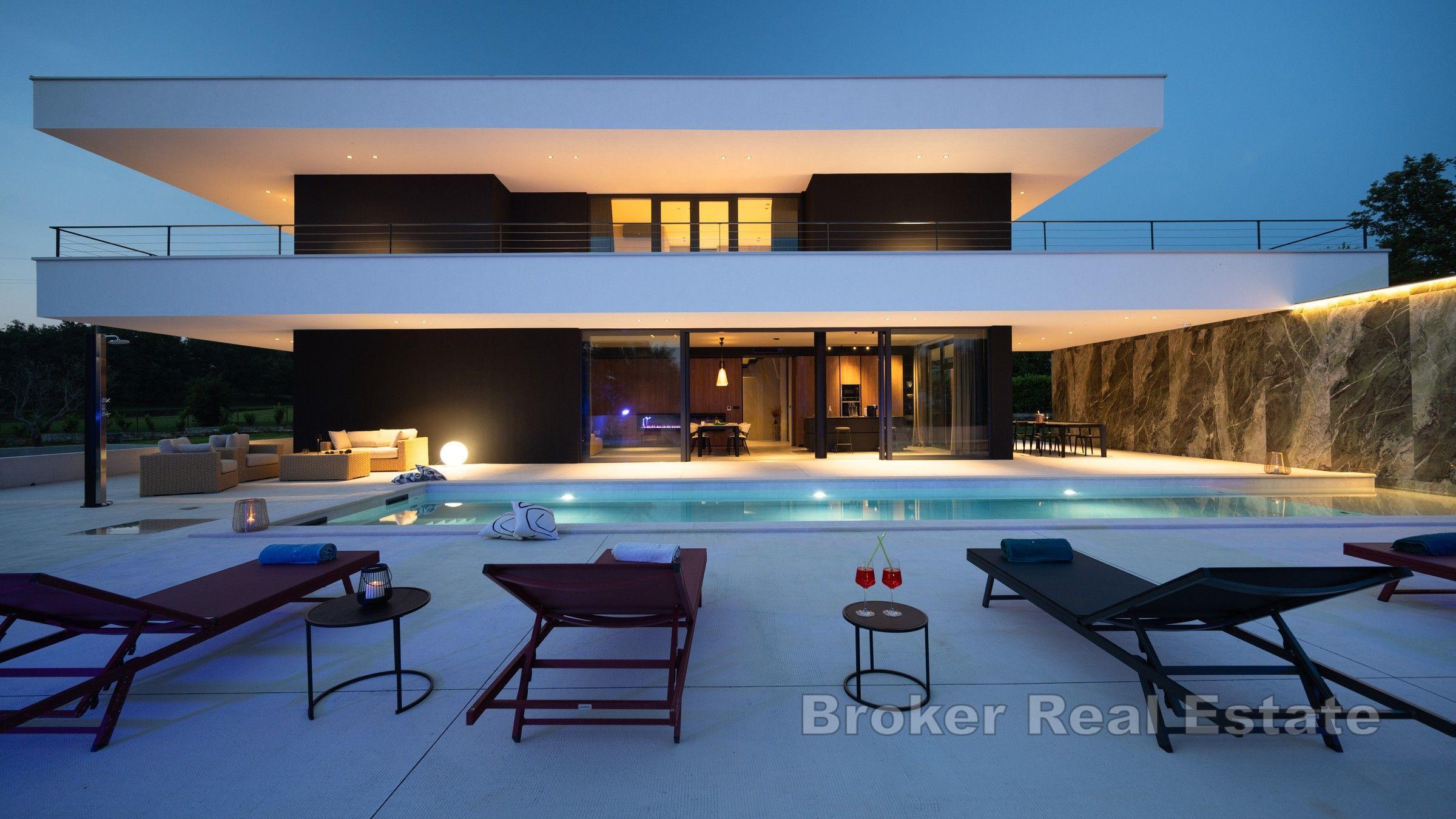 Villa de luxe avec piscine entourée de verdure