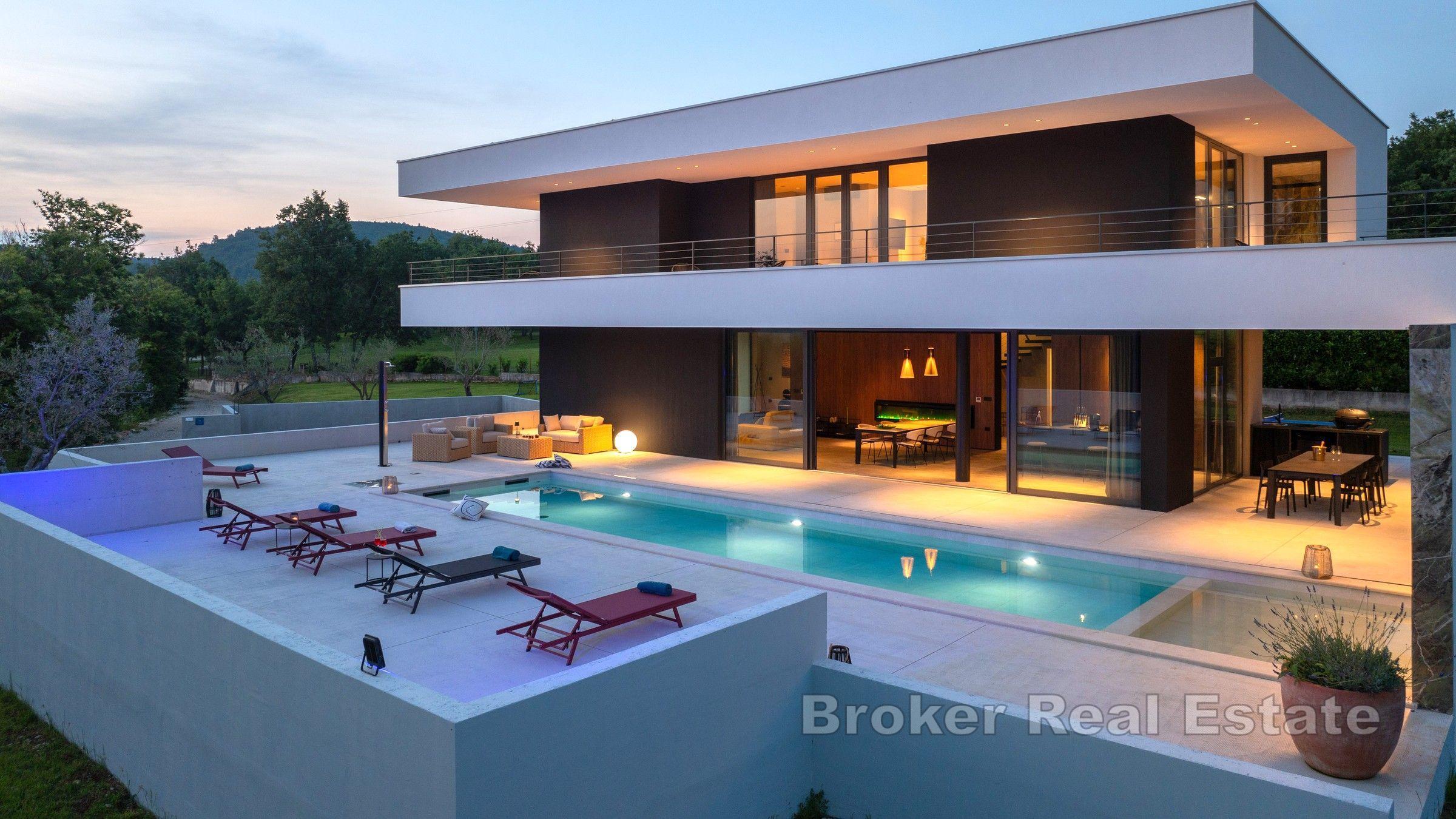 Villa de luxe avec piscine entourée de verdure