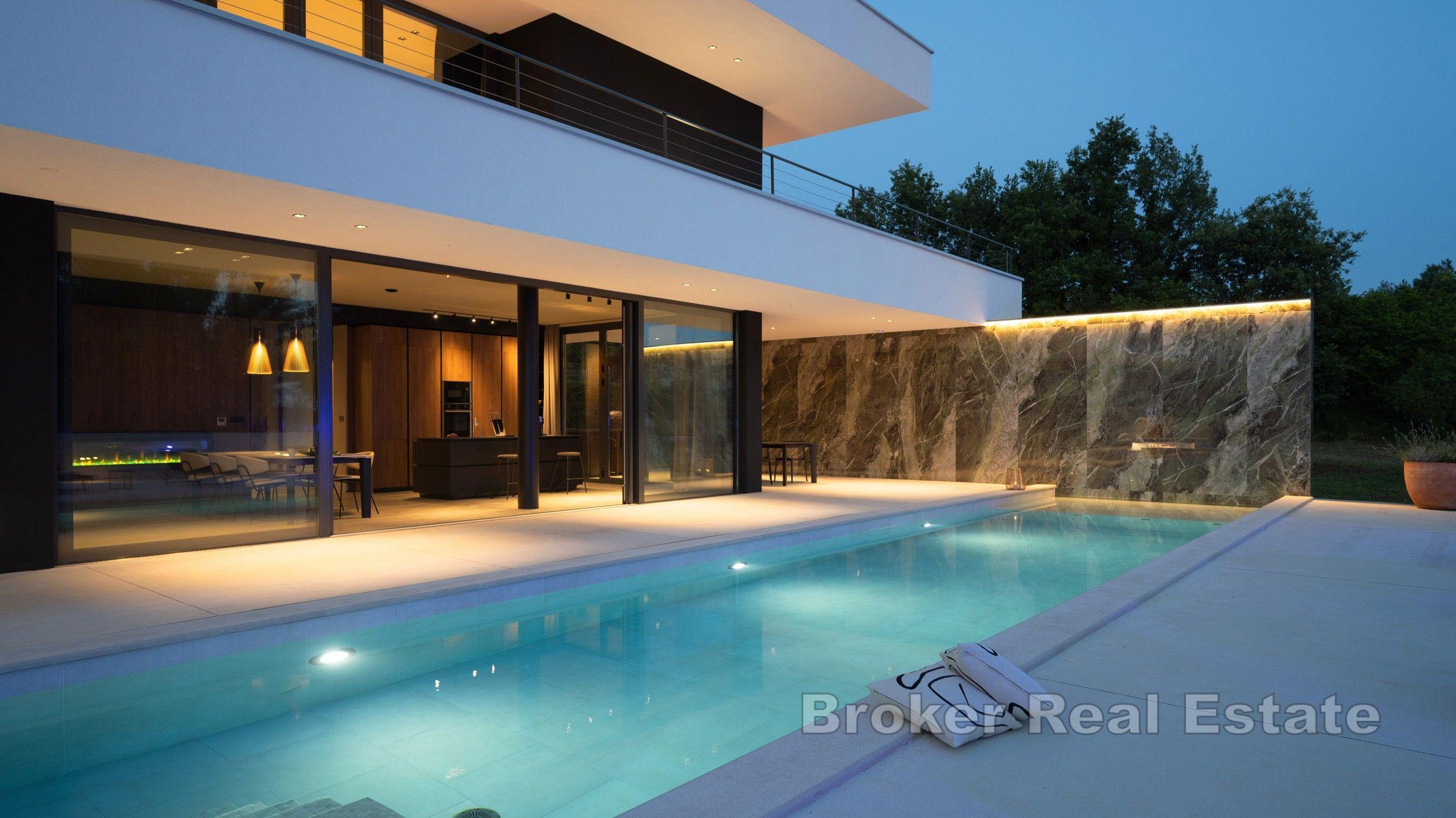 Villa de luxe avec piscine entourée de verdure