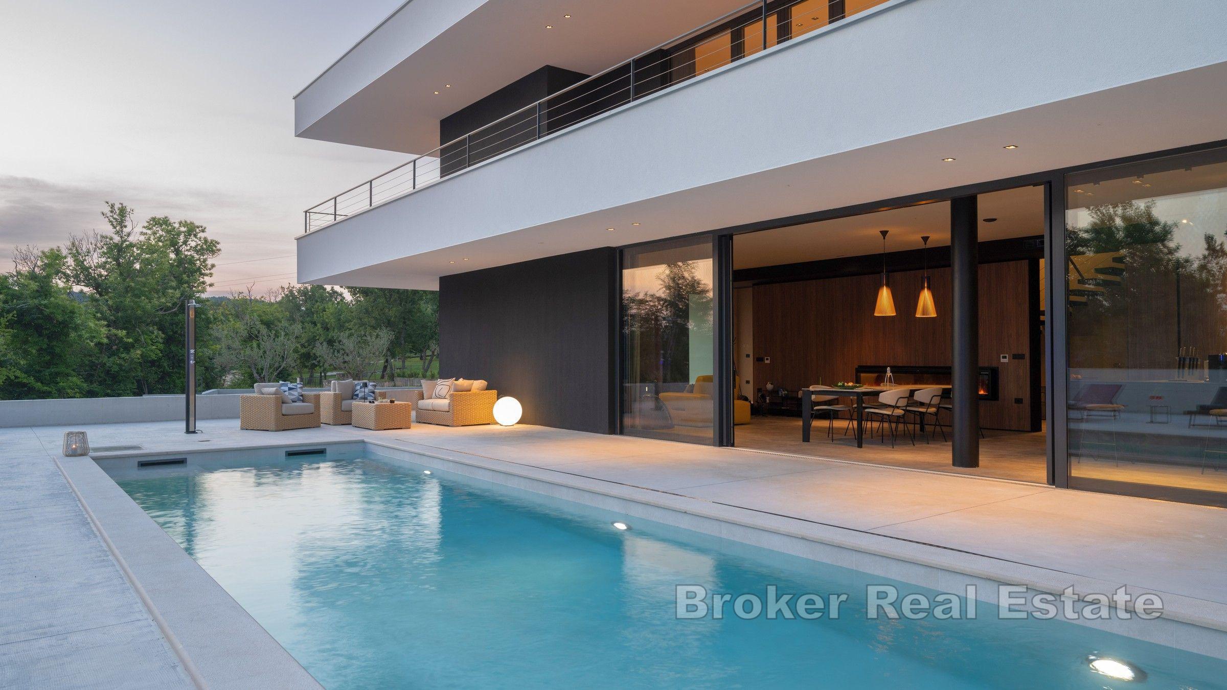 Villa de luxe avec piscine entourée de verdure