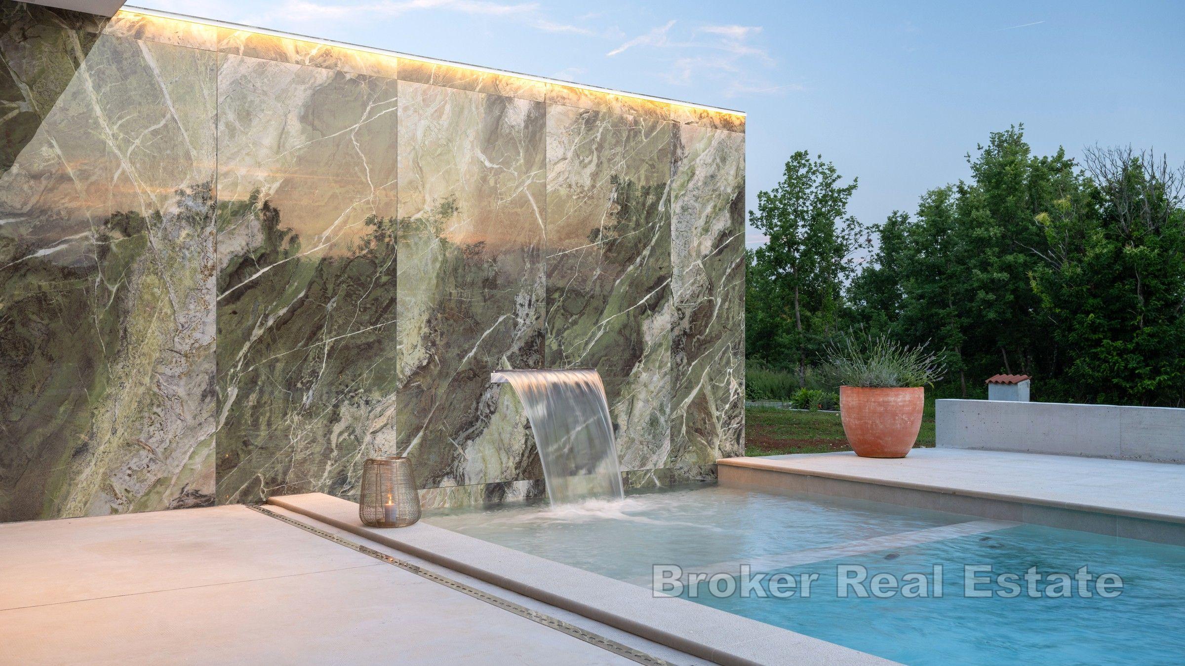 Villa de luxe avec piscine entourée de verdure