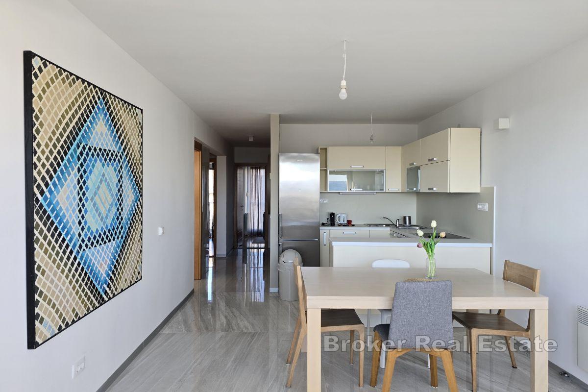 Modernes Apartment mit drei Schlafzimmern und Meerblick