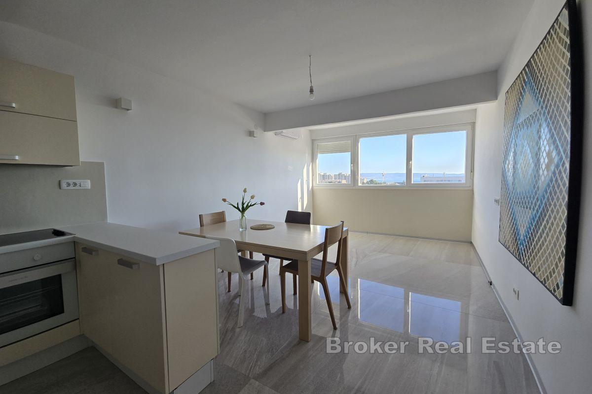 Modernes Apartment mit drei Schlafzimmern und Meerblick