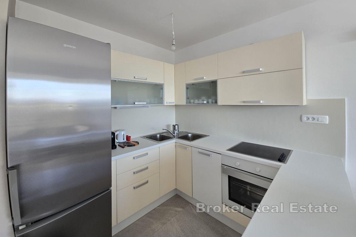 Modernes Apartment mit drei Schlafzimmern und Meerblick