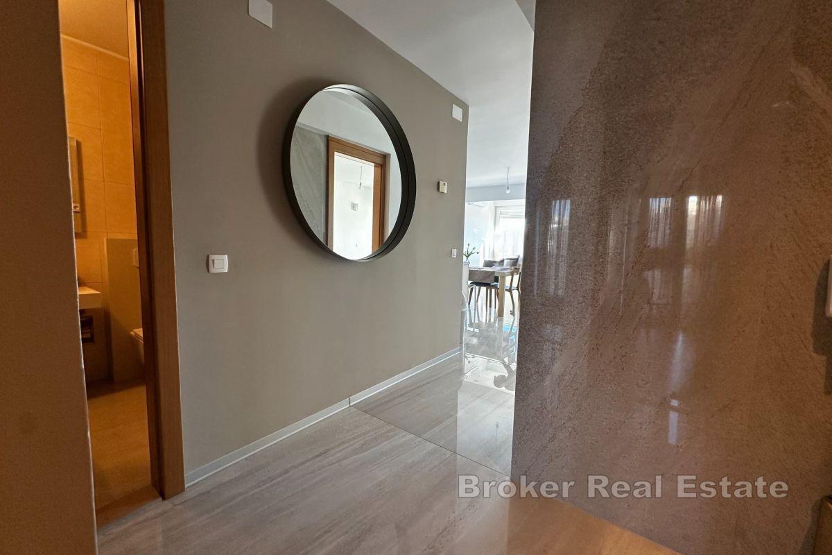 Modernes Apartment mit drei Schlafzimmern und Meerblick