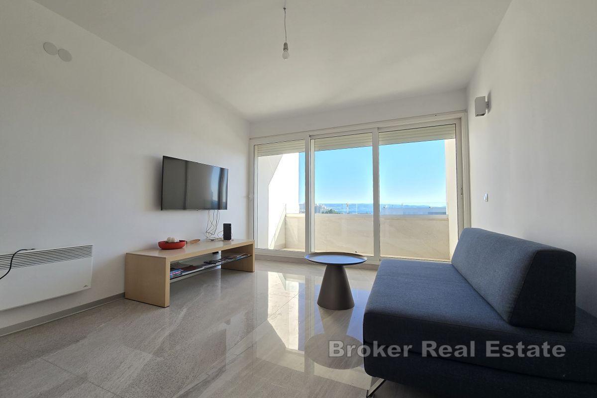 Modernes Apartment mit drei Schlafzimmern und Meerblick