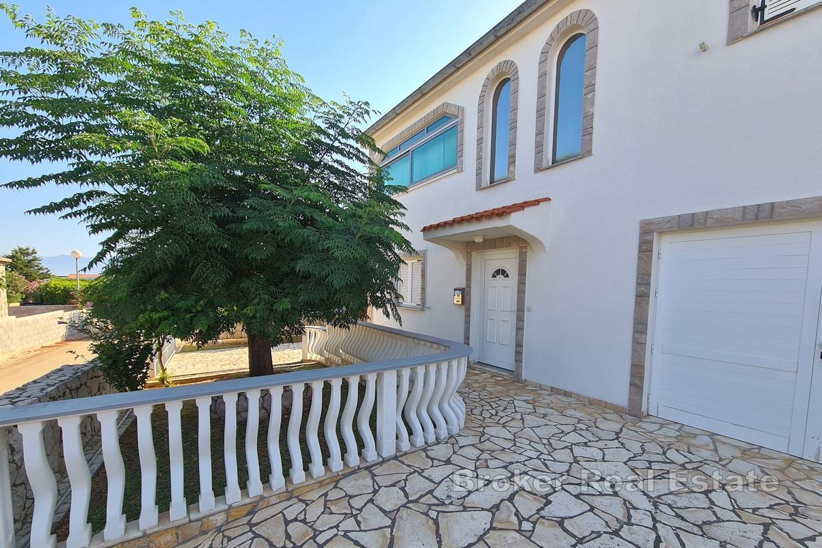 Casa a due piani con vista mare