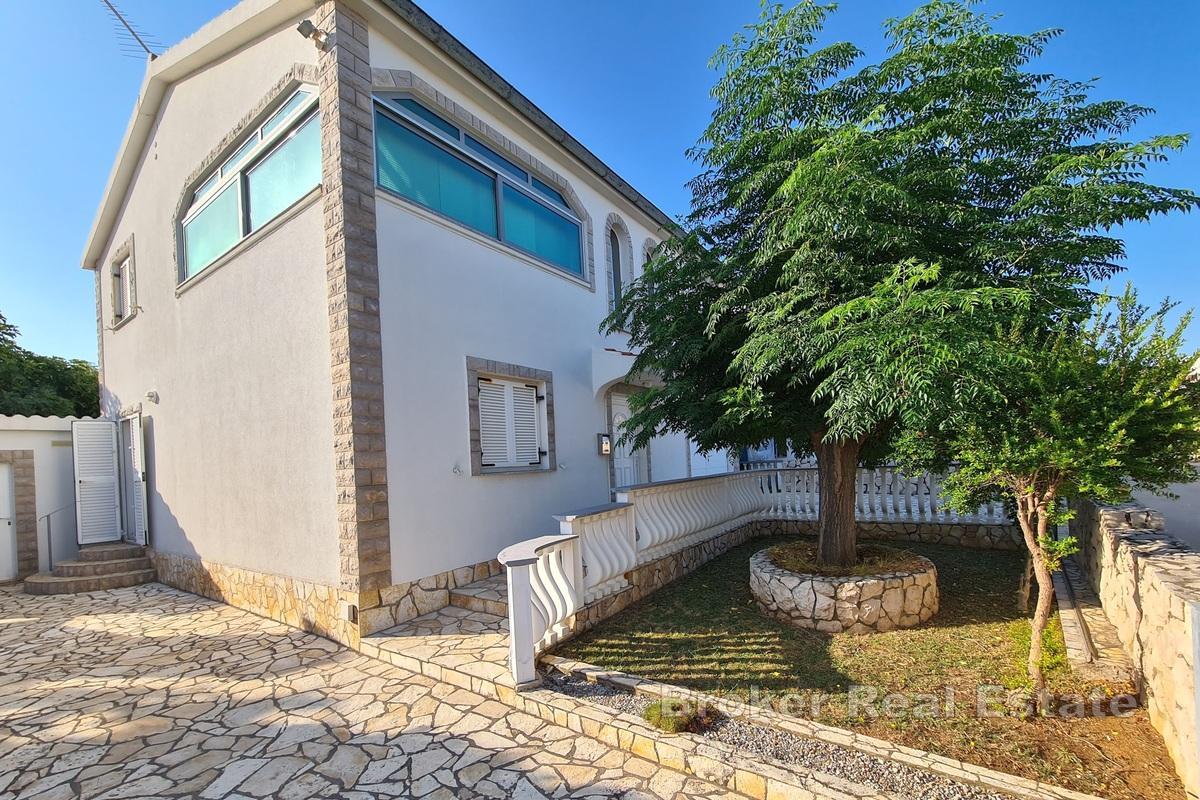Casa a due piani con vista mare