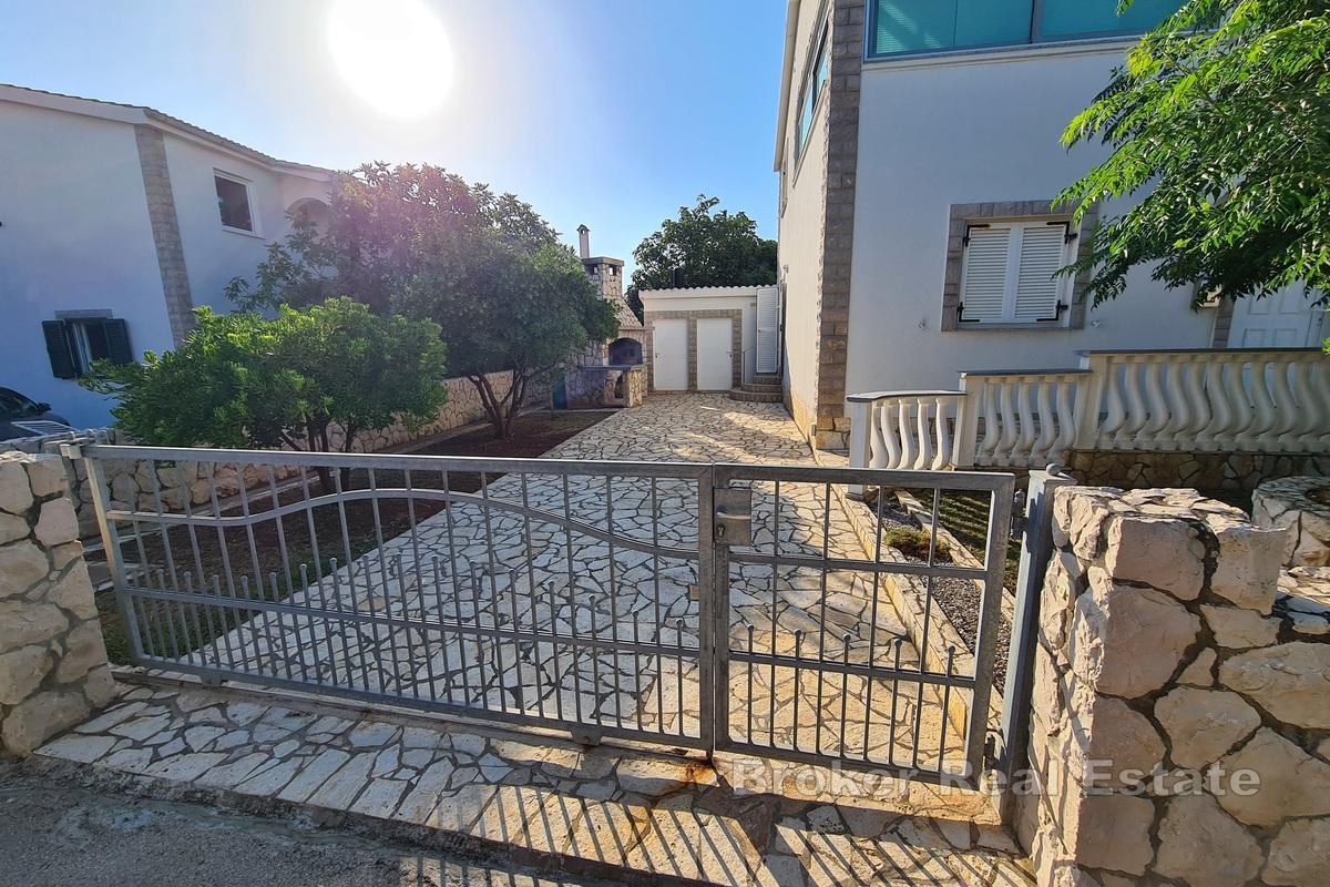Casa a due piani con vista mare