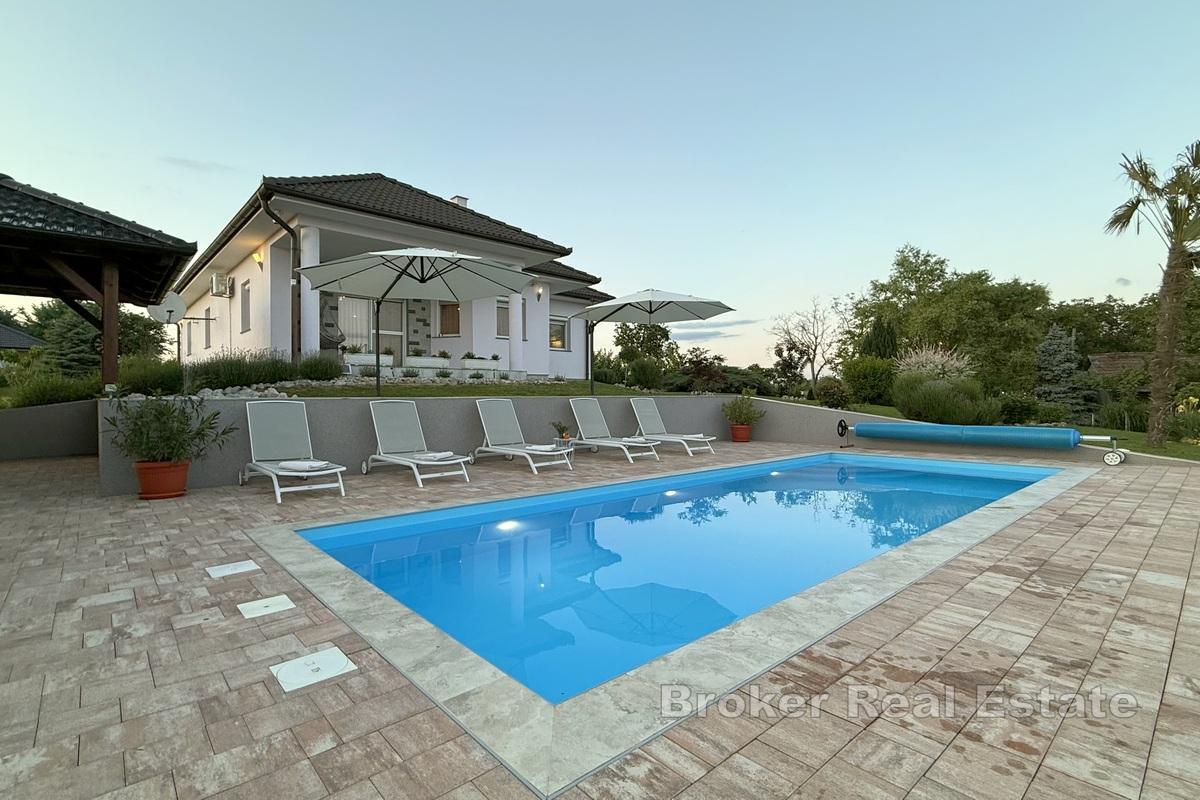 Modernes einstöckiges Haus mit Schwimmbad