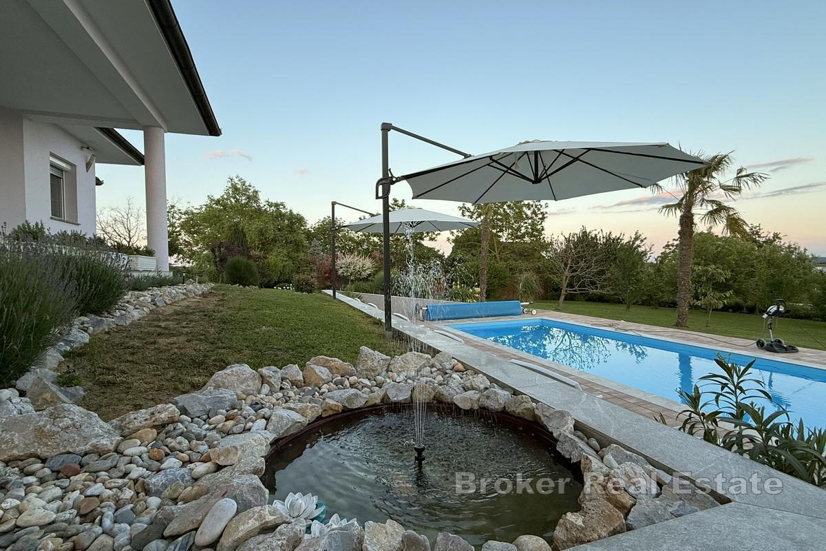 Modernes einstöckiges Haus mit Schwimmbad