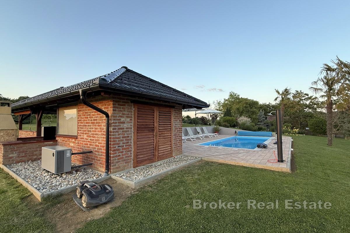 Modernes einstöckiges Haus mit Schwimmbad