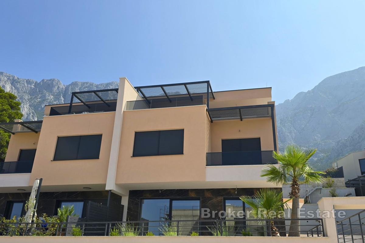 Casa moderna con piscina e vista mare
