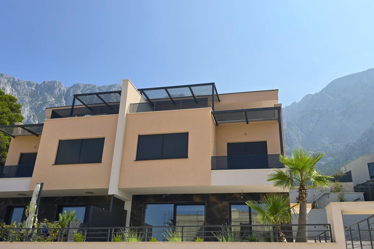 Casa moderna con piscina e vista mare