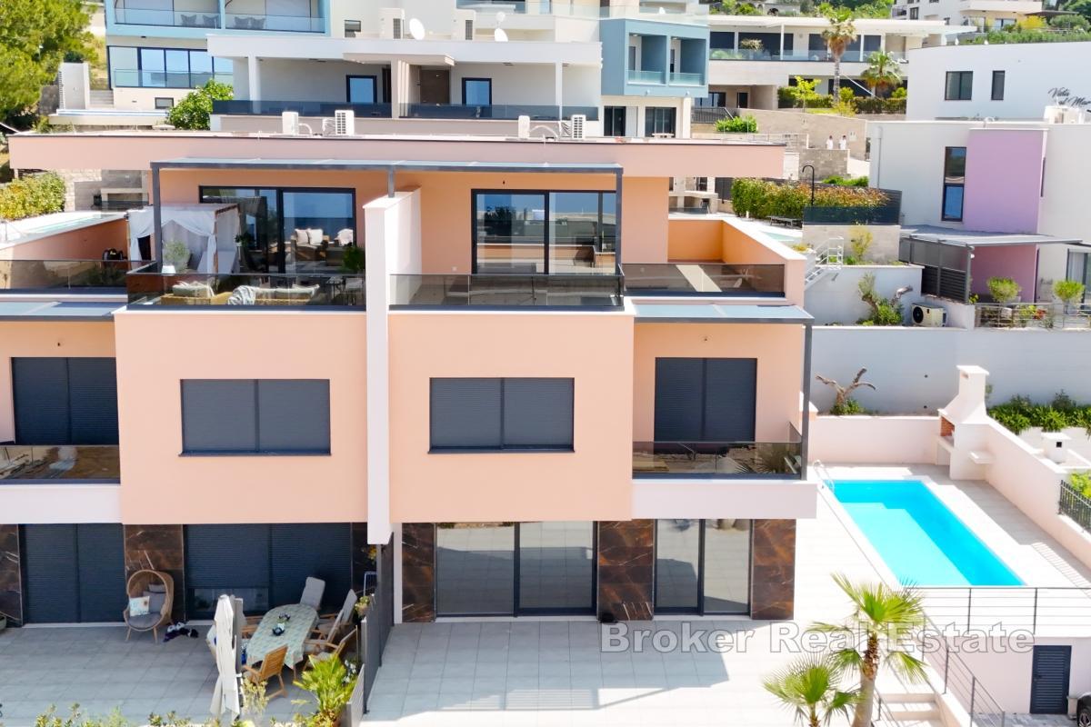 Casa moderna con piscina e vista mare