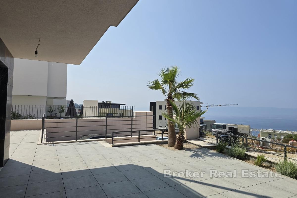 Casa moderna con piscina e vista mare