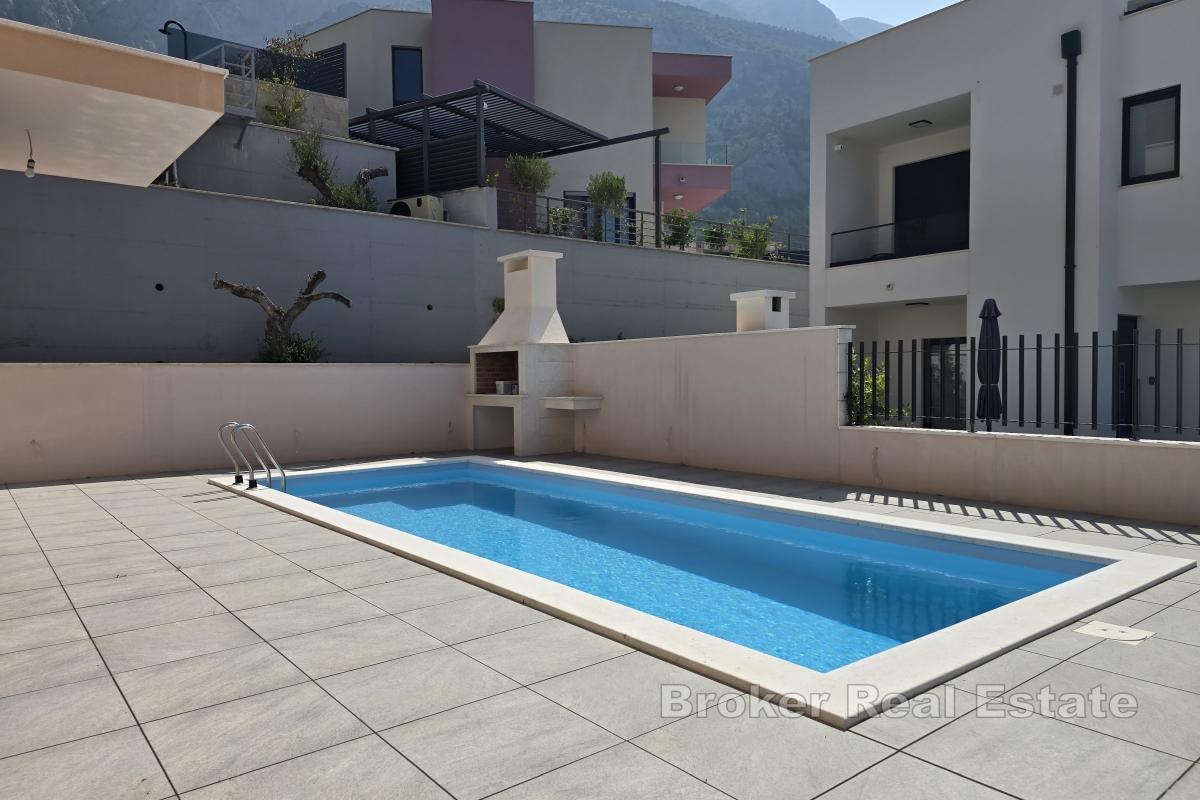 Casa moderna con piscina e vista mare