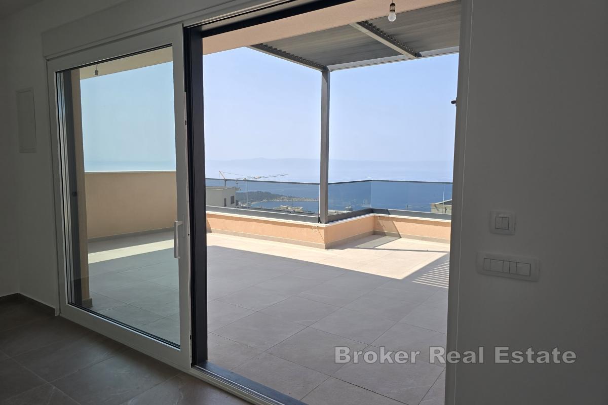 Casa moderna con piscina e vista mare