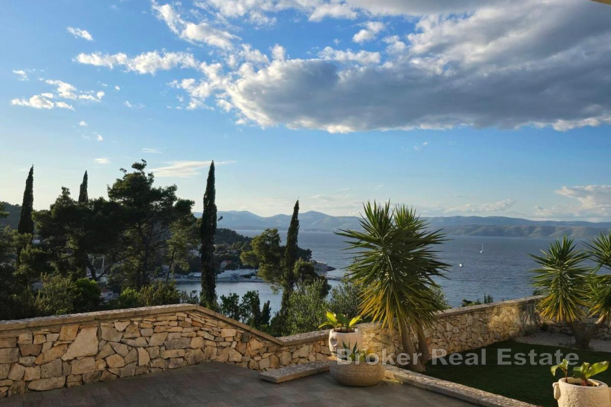 Villa a due piani con vista mare