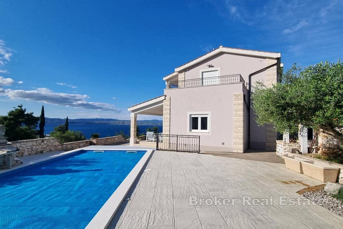 Villa a due piani con vista mare