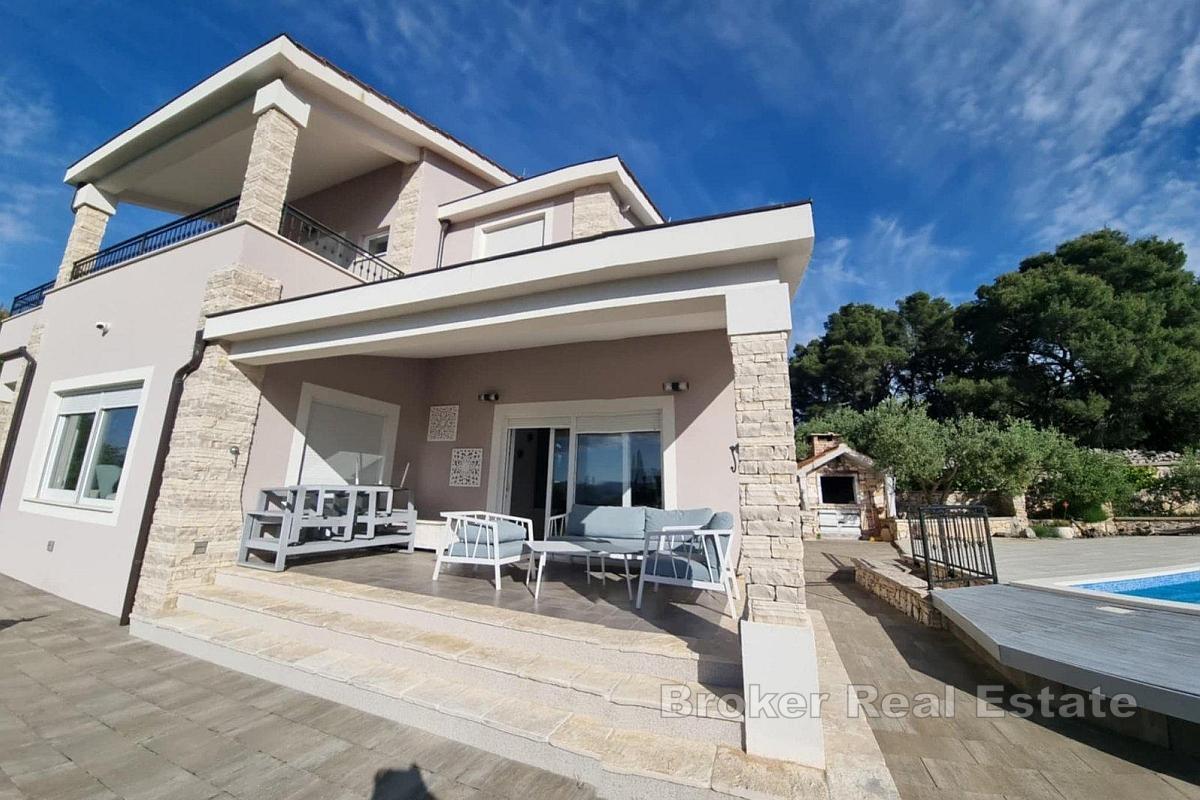 Villa a due piani con vista mare