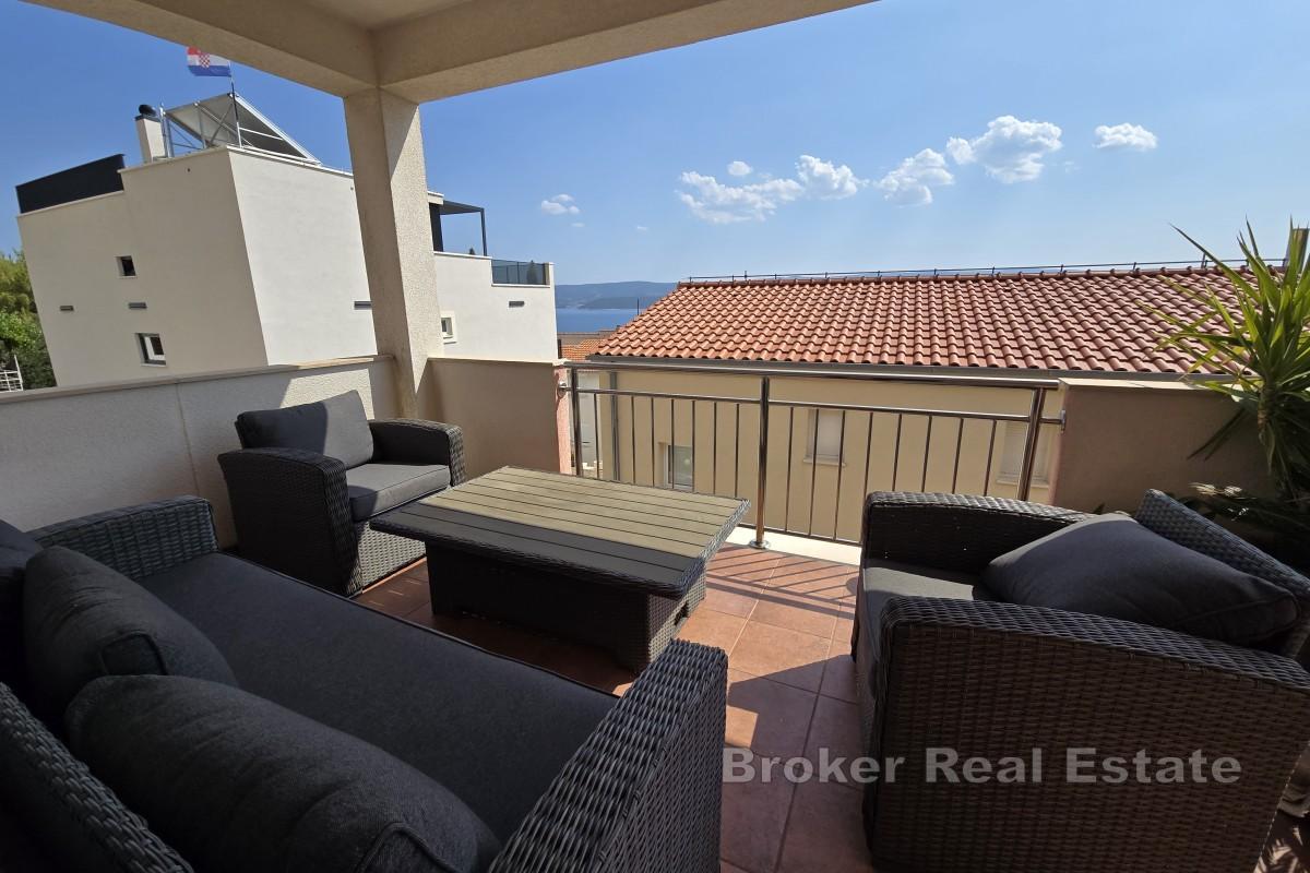 Casa con appartamenti con vista mare aperta