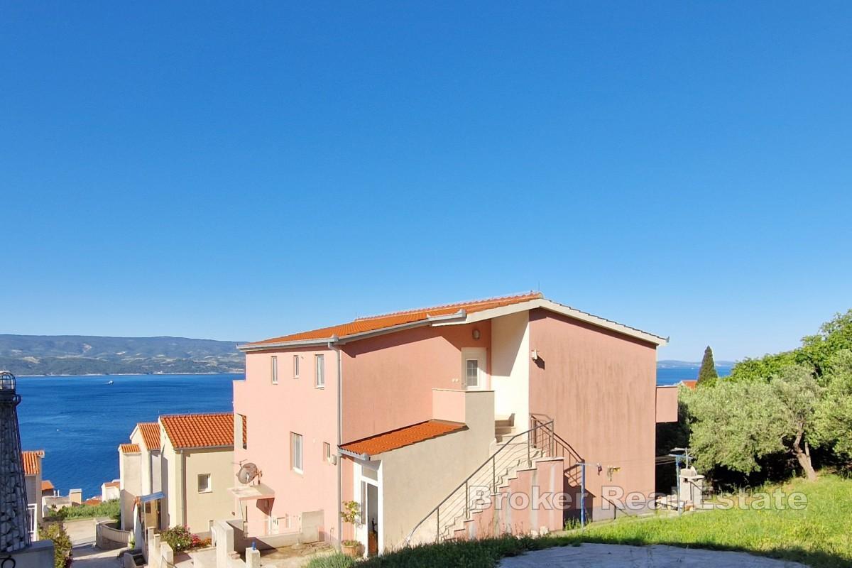 Casa con appartamenti con vista mare aperta