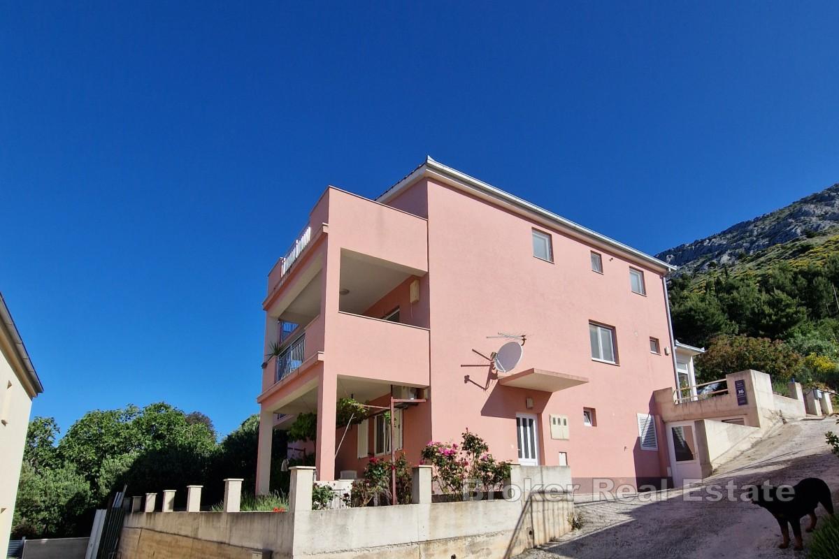 Casa con appartamenti con vista mare aperta