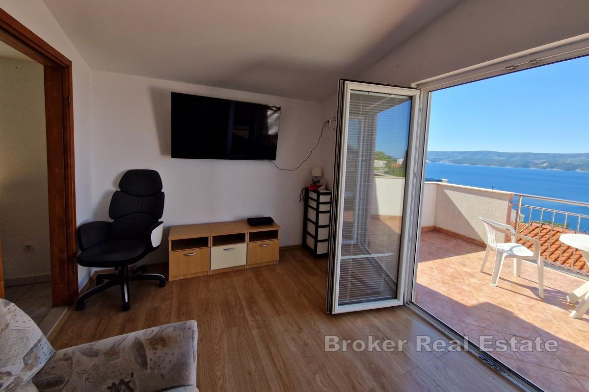Casa con appartamenti con vista mare aperta