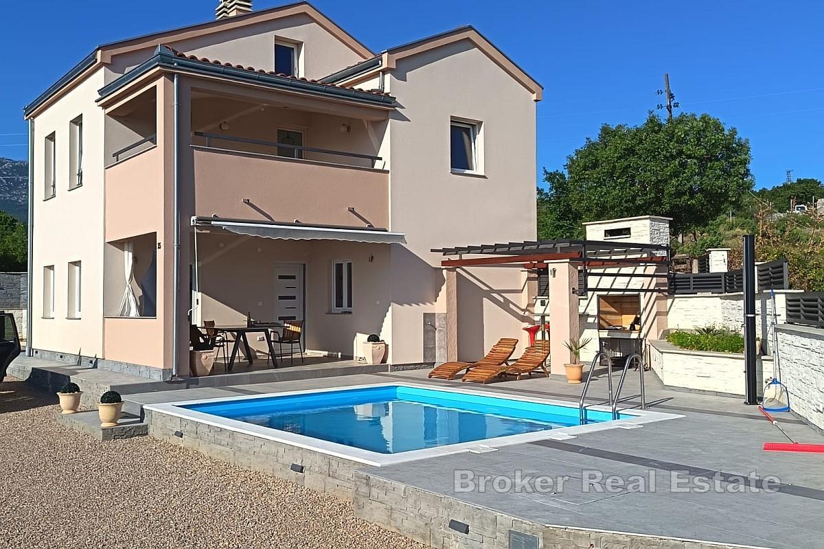 Casa a due piani con vista mare e piscina