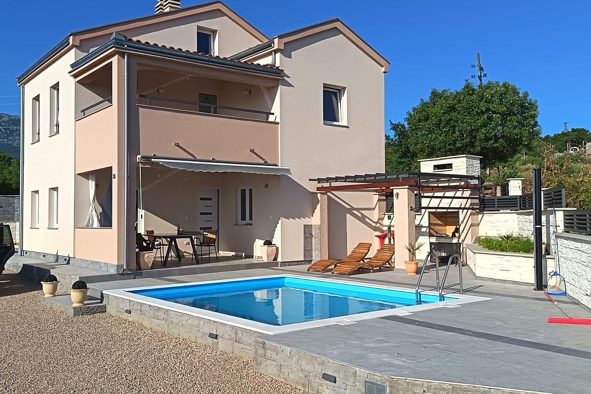 Casa a due piani con vista mare e piscina