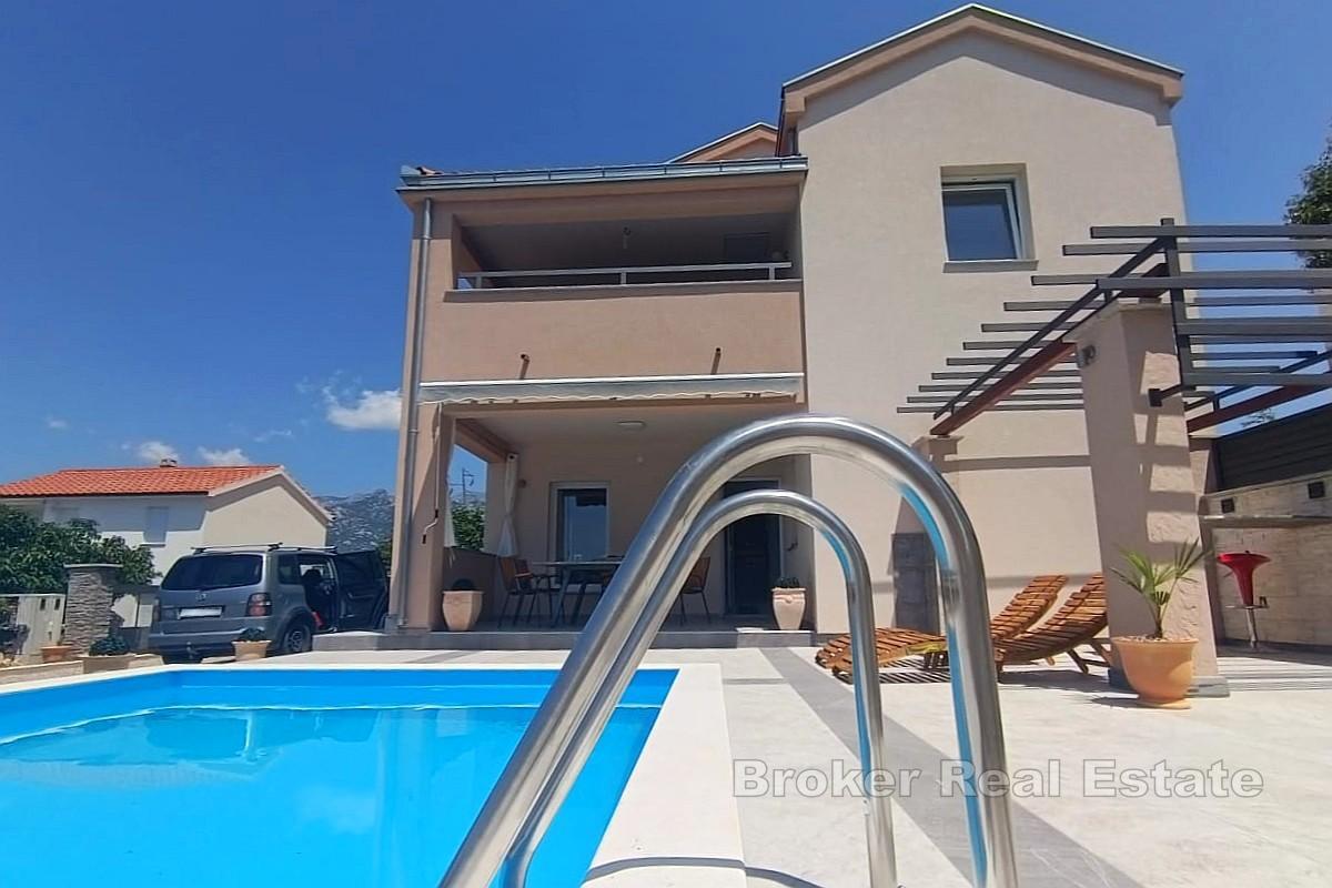 Casa a due piani con vista mare e piscina