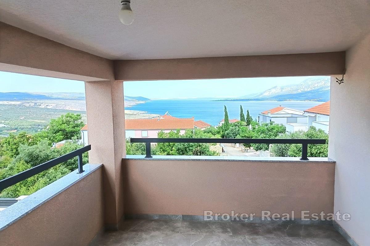 Casa a due piani con vista mare e piscina