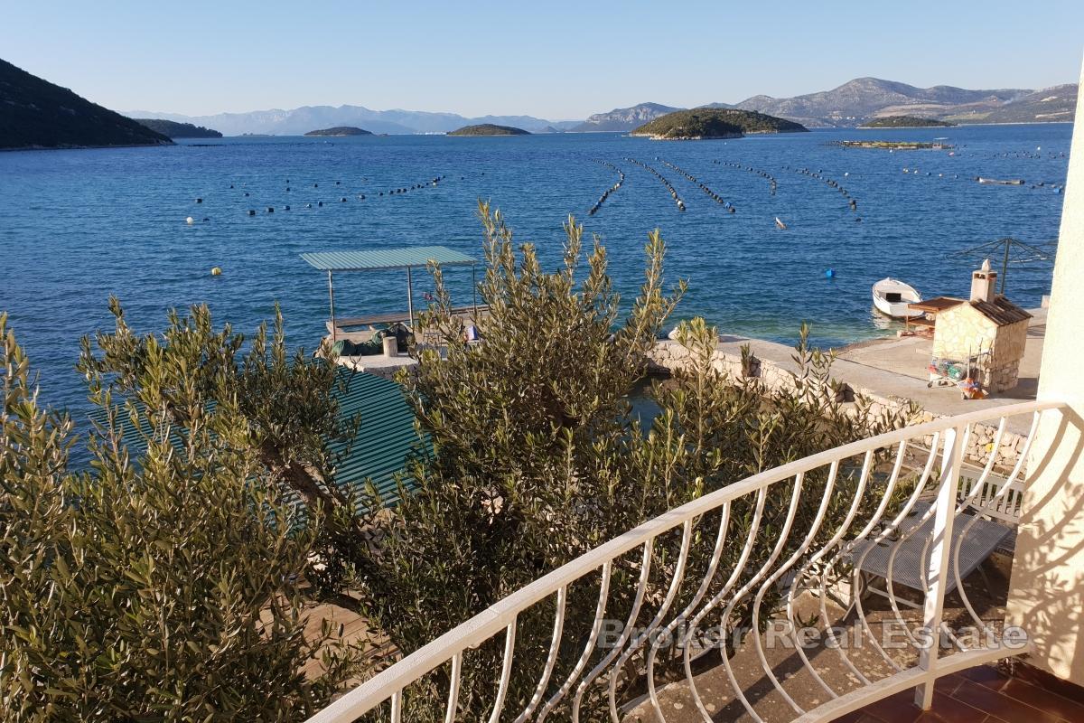 Maison à étage en bord de mer