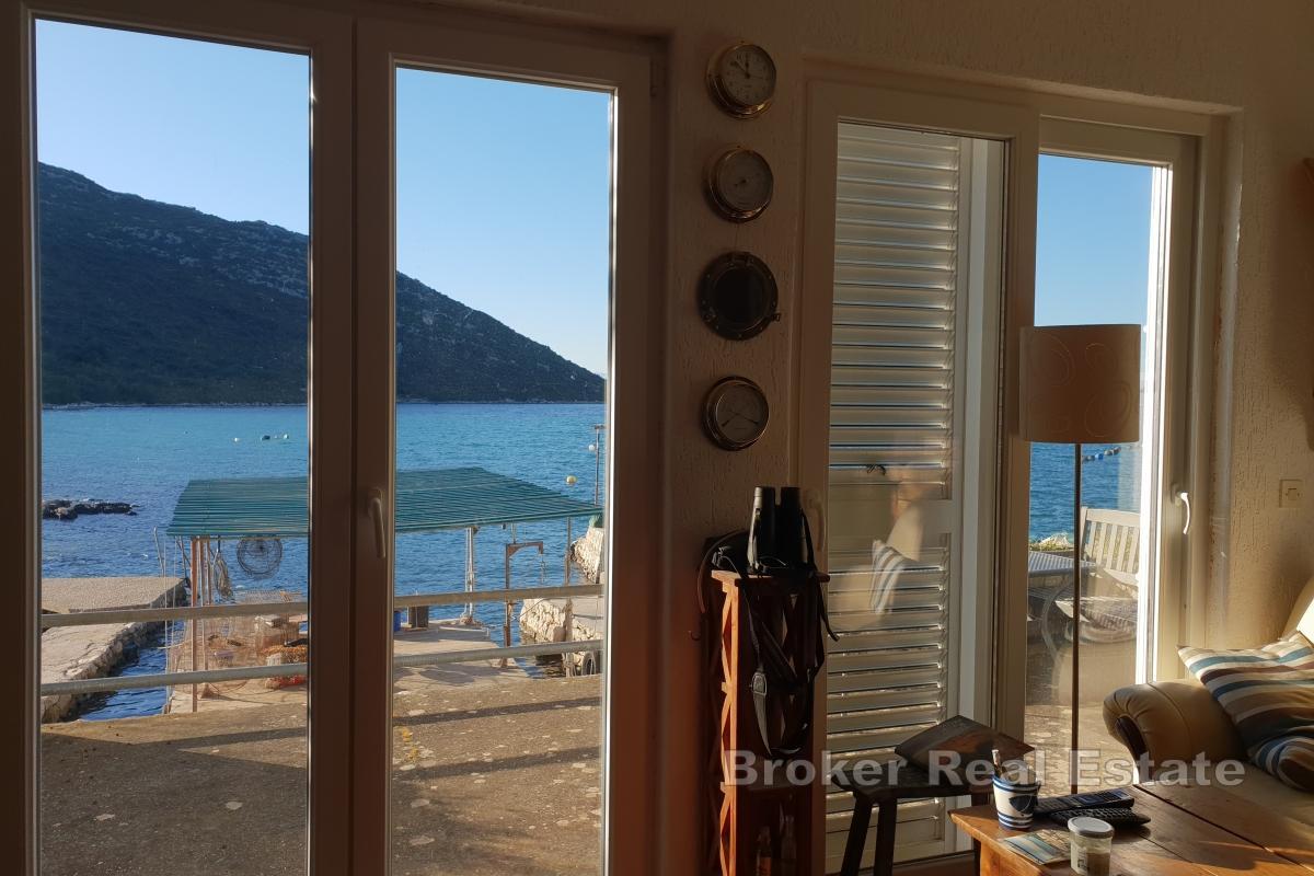 Maison à étage en bord de mer